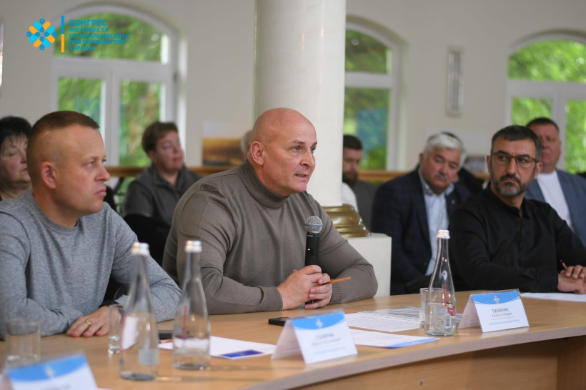 На фото зображений чоловік, який виступає під час Конгресу