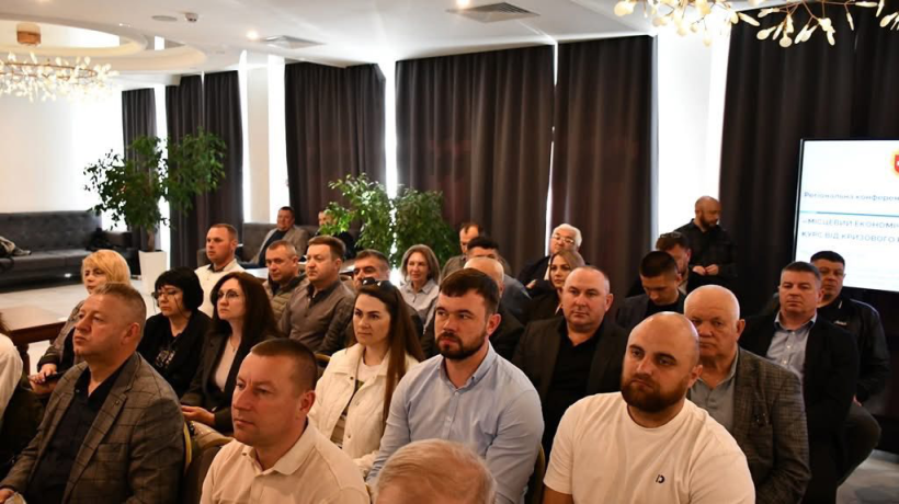 На фото зображено групу людей, що складається з чоловіків та жінок, які присутні на заході