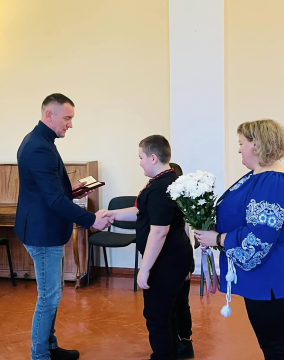 Селищний голова Микола Кот вручив нагороду Марії Білоус та дітям полеглого воїна