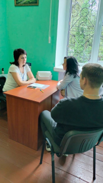 Працівник центру зайнятості проводить бесіду з двома особами, засудженими до покарань, не пов’язаних з позбавленням волі щодо працевлаштування