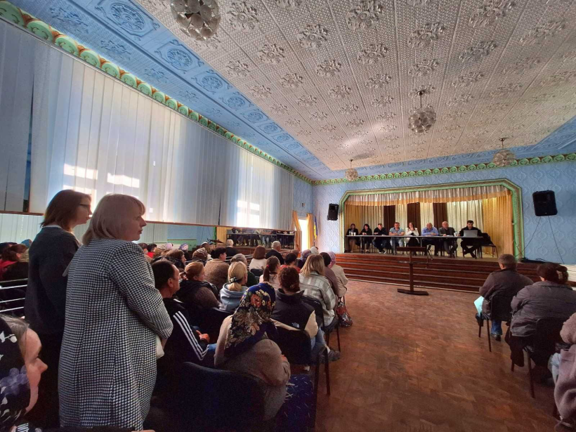На фото зображено людей, членів сімей з родин безвісти зниклих військових та ветерани
