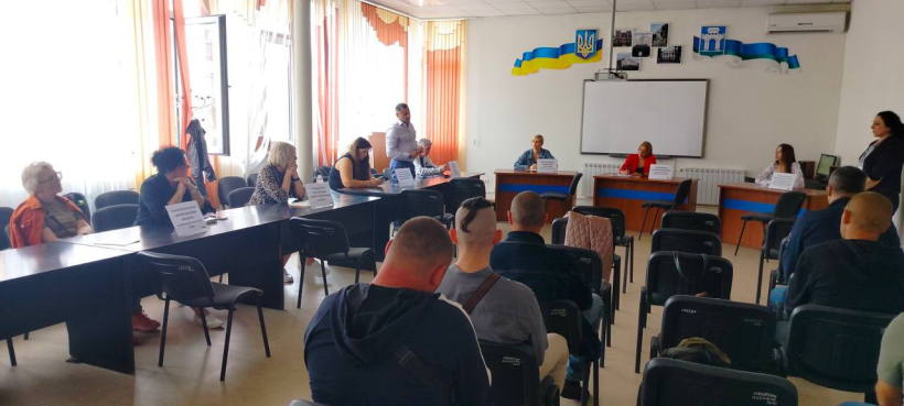Ветерани слухають представників відповідних служб