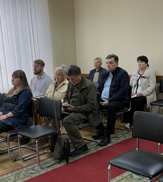 На фото зображено групу слухачів наради