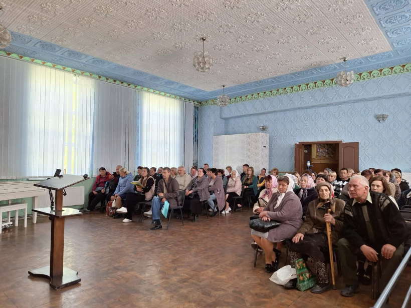 На фото зображено людей, членів сімей з родин безвісти зниклих військових та ветерани