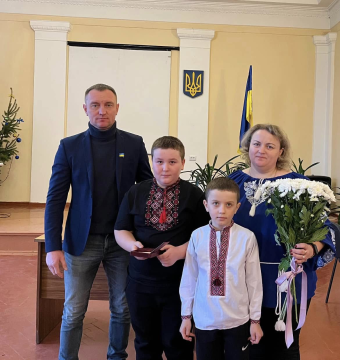 Родина полеглого військовослужбовця Богдана Білоуса та Соснівський селищний голова Микола Кот