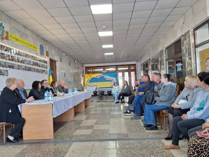 На фото зображено ветеранів війни та представників уповноважених органів