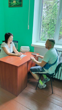 Працівник центру зайнятості спілкується з учасником зустрічі щодо найактуальніших вакансій на ринку праці