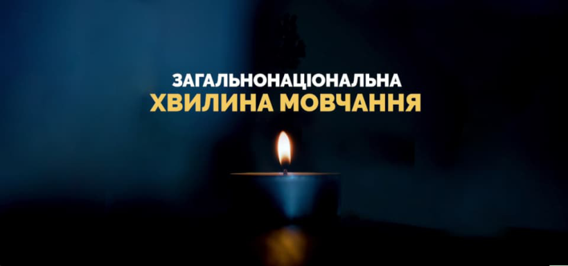 На фото зображено свічку на темно-синьому фоні