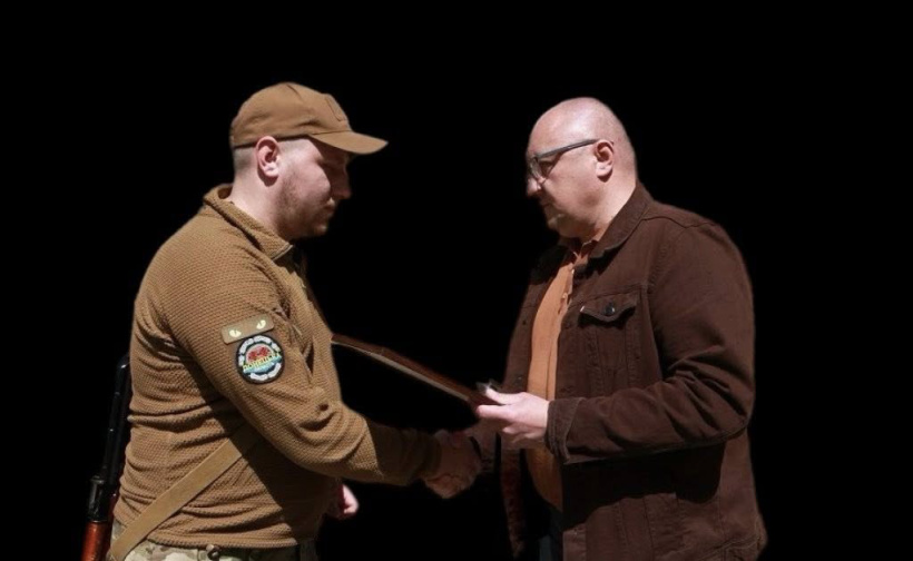 На фото зображено військовослужбовця, якого нагороджує начальник Рівненської РВА