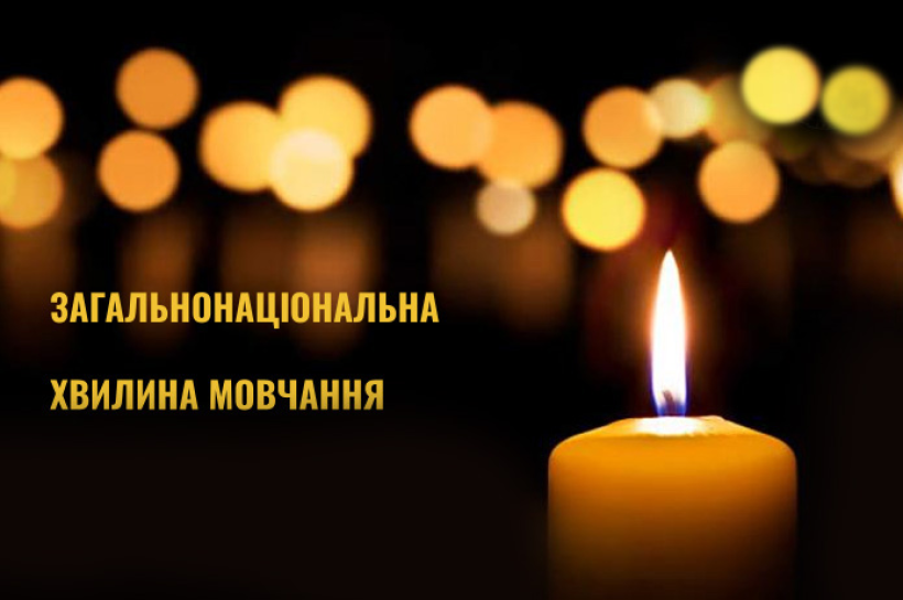 На фото зображена свічка, що горить на темному фоні