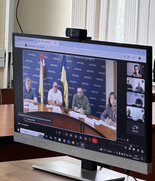 На фото зображено монітор комп'ютера, де учасники наради спілкуються онлайн за допомогою застосунку MEET