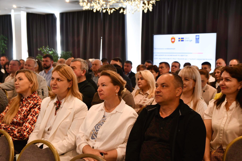 На фото зображено групу людей, що складається з чоловіків та жінок, які присутні на заході