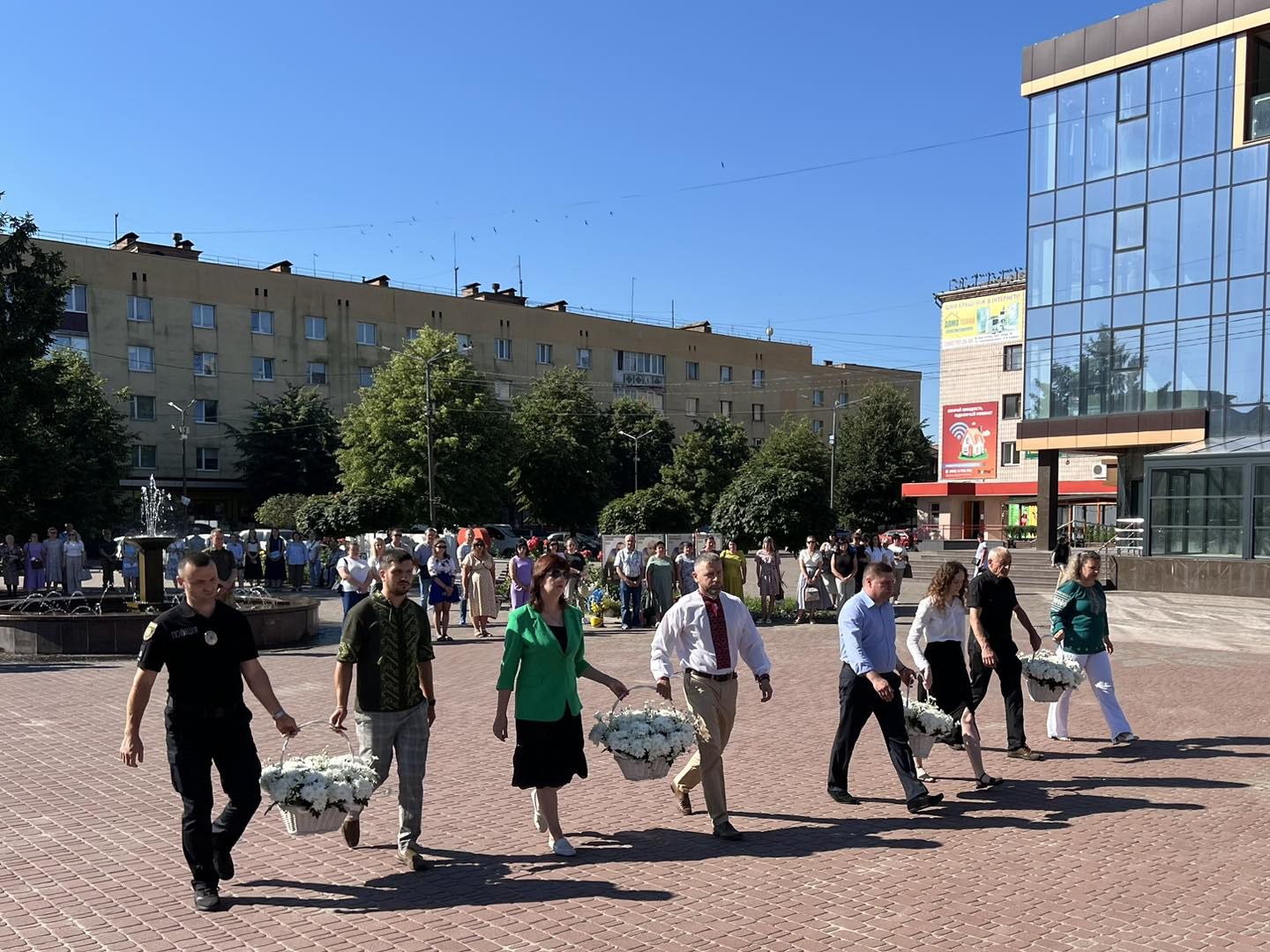 Представники влади та громадськості покладають кошики квітів до пам'ятника