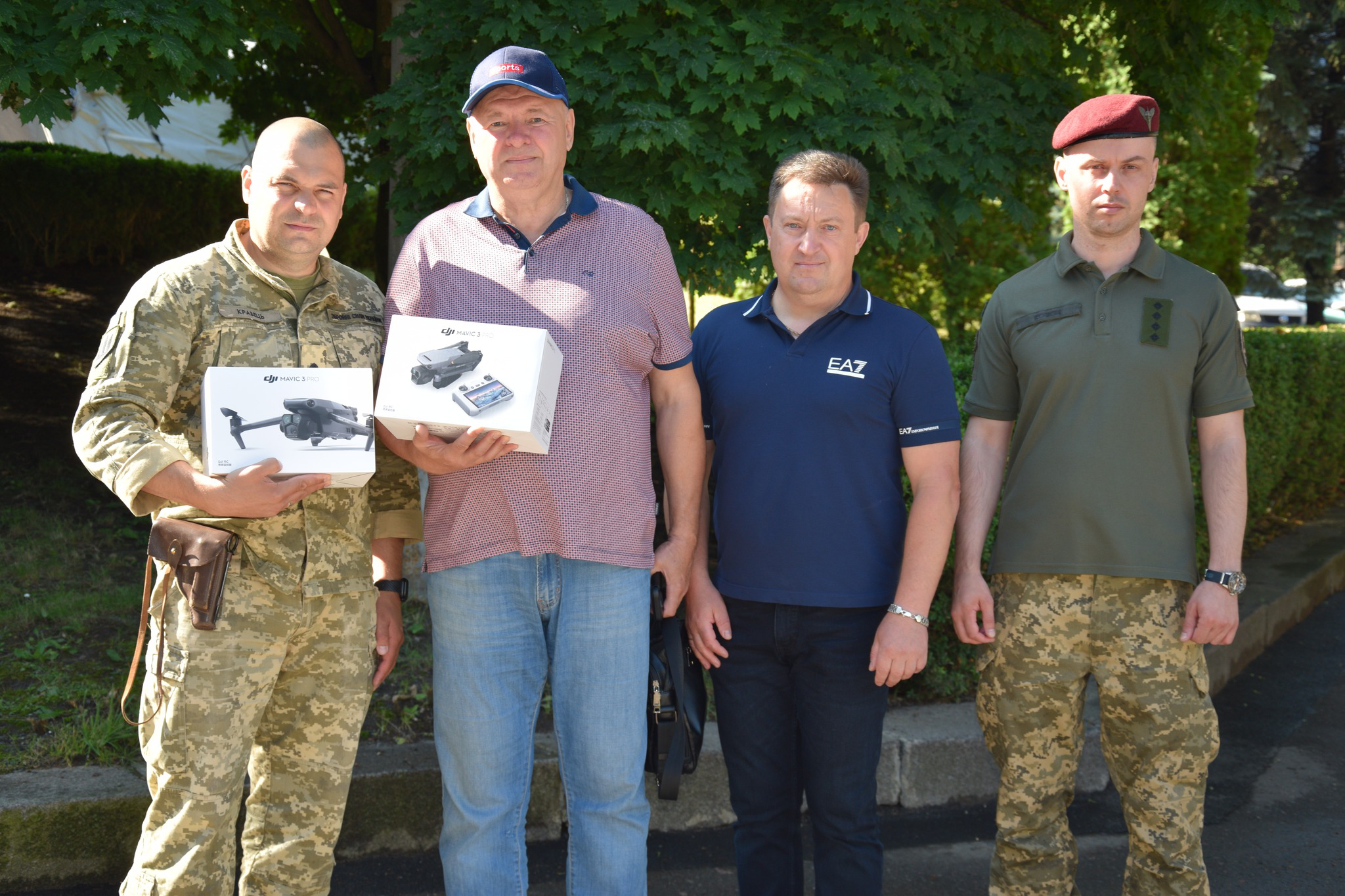 Городоцький сільський голова Сергій Поліщук та військові тримають у руках дрони