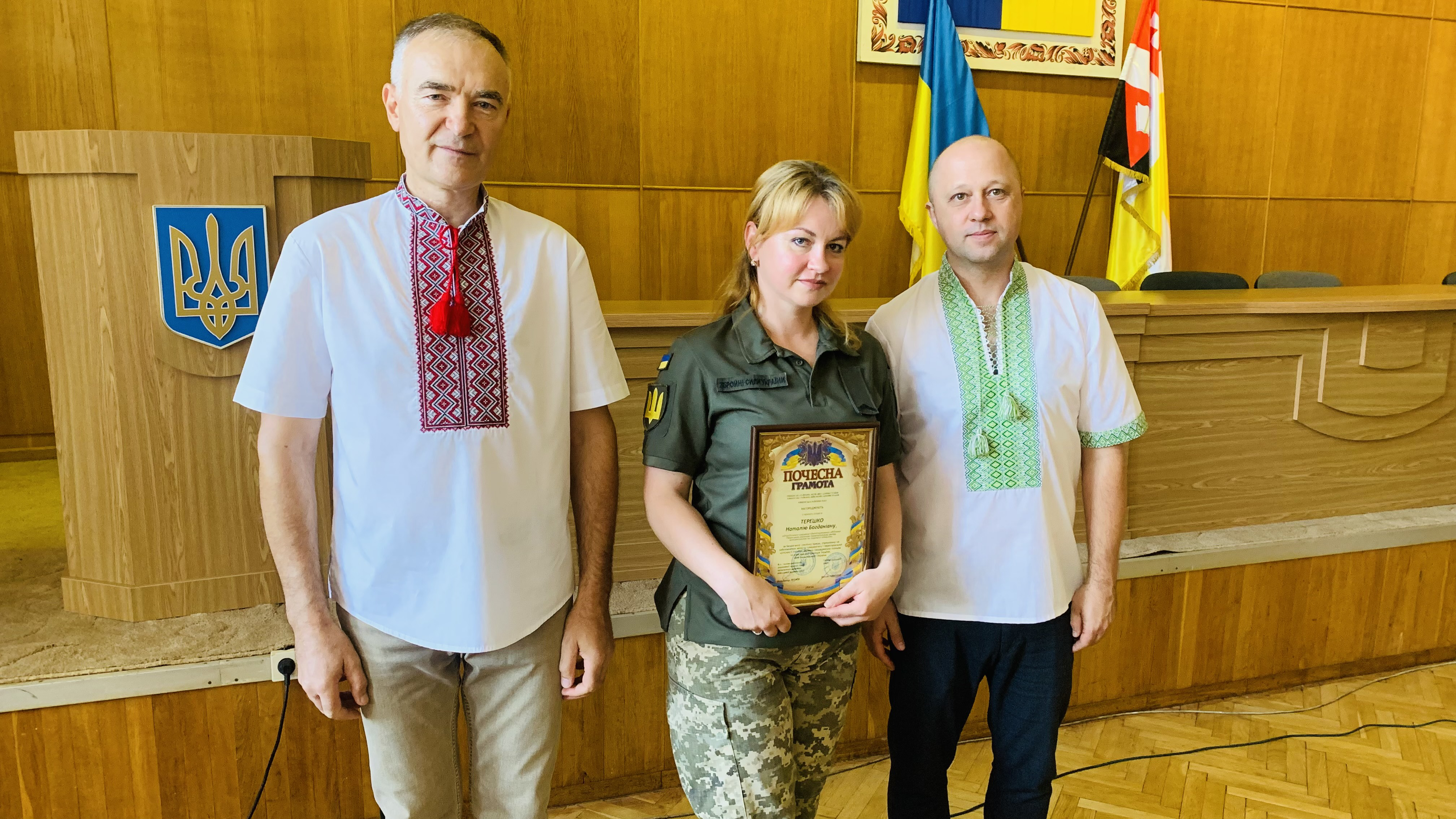 Виконуючий обов’язки голови Рівненської районної державної адміністрації – начальника Рівненської районної військової адміністрації Володимир Леонов та голова Рівненської районної ради Василь Тимощук вручають нагородженим грамоти