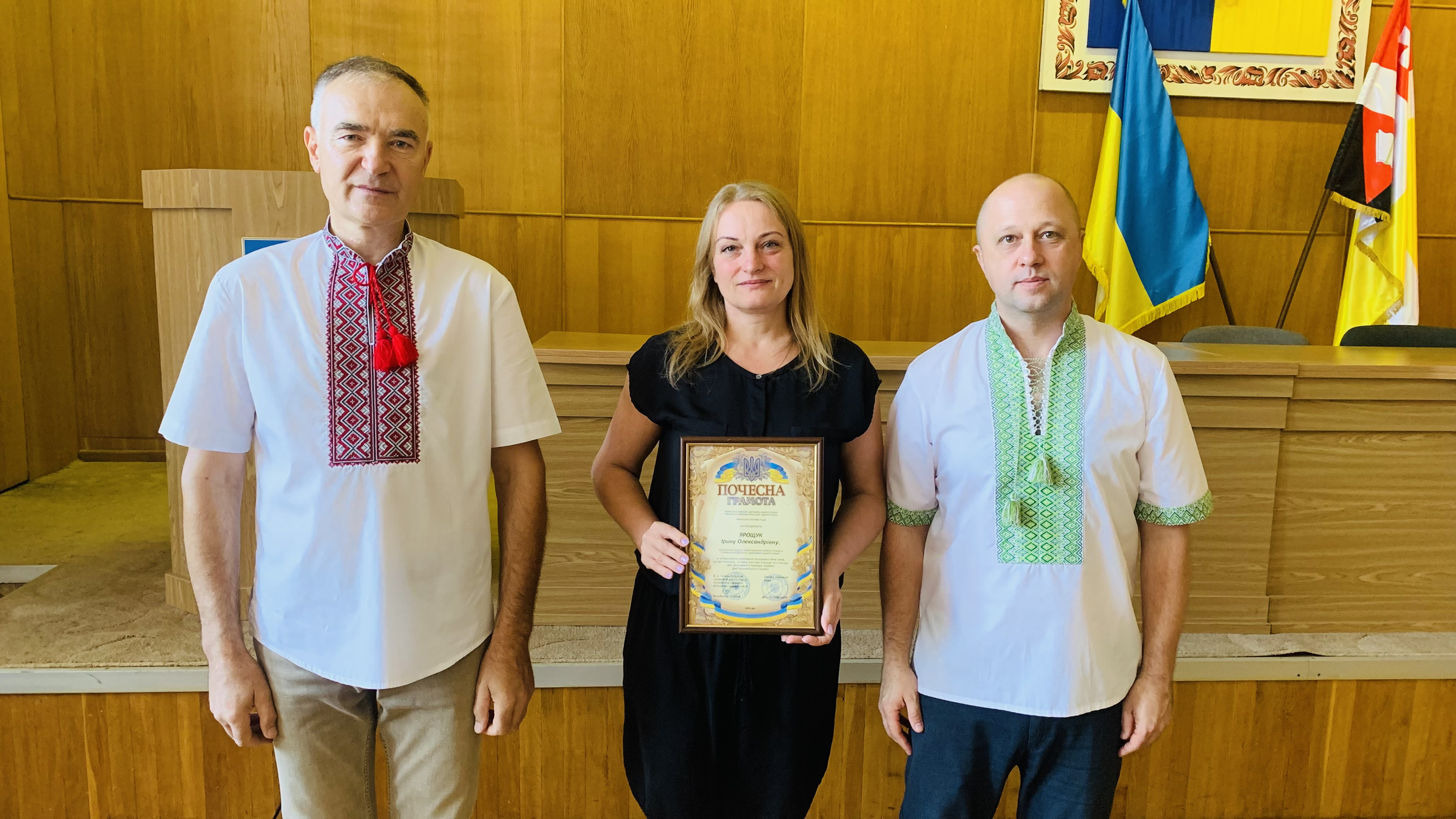 Виконуючий обов’язки голови Рівненської районної державної адміністрації – начальника Рівненської районної військової адміністрації Володимир Леонов та голова Рівненської районної ради Василь Тимощук вручають нагородженим грамоти