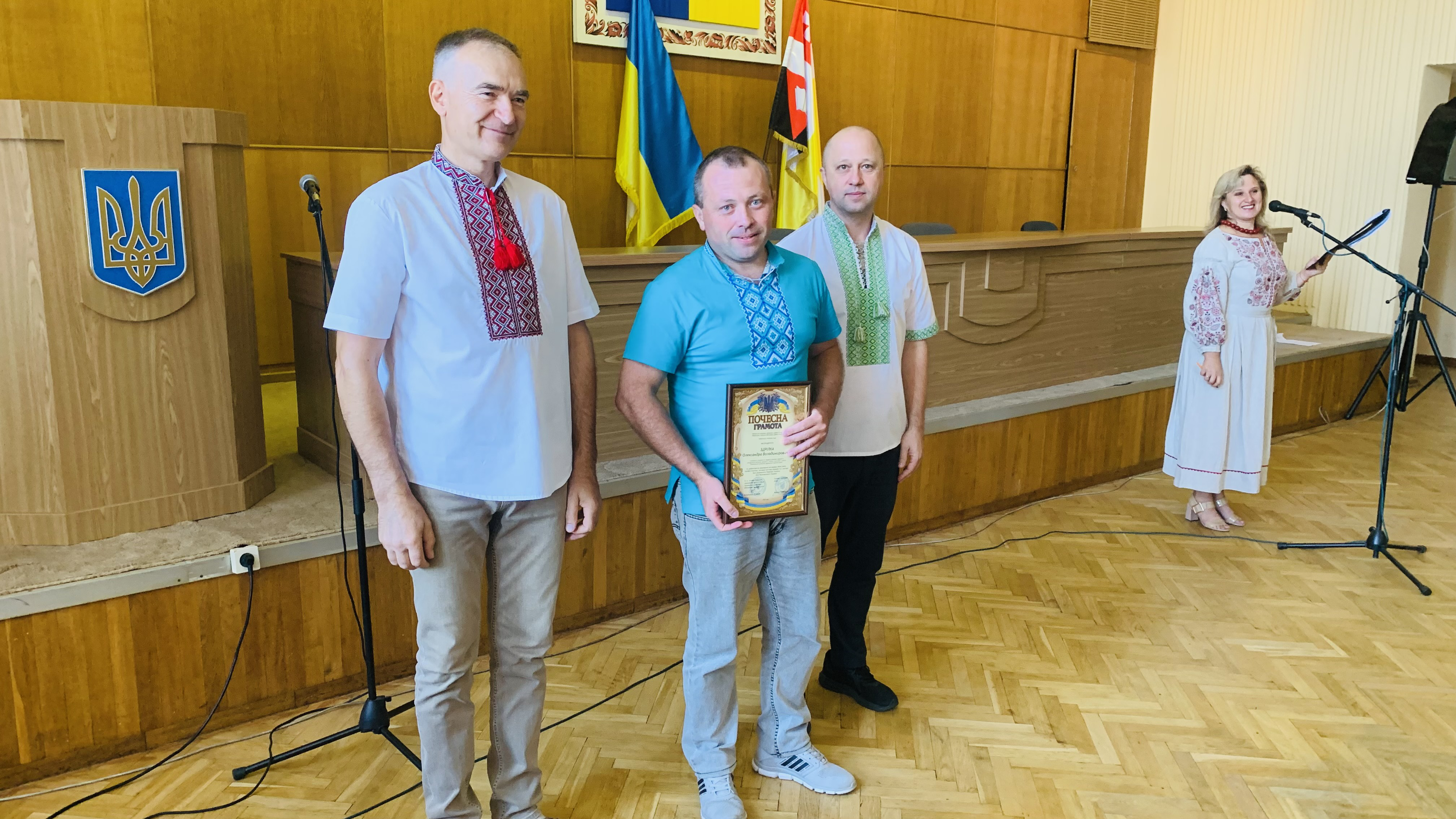 Виконуючий обов’язки голови Рівненської районної державної адміністрації – начальника Рівненської районної військової адміністрації Володимир Леонов та голова Рівненської районної ради Василь Тимощук вручають нагородженим грамоти