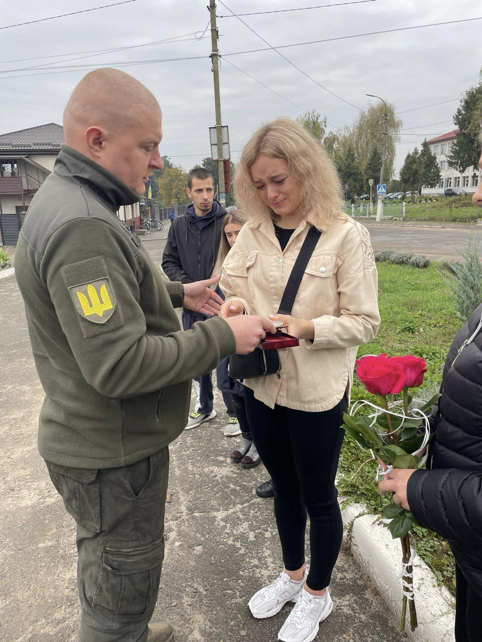 Дружині загиблого воїна вручають нагороду