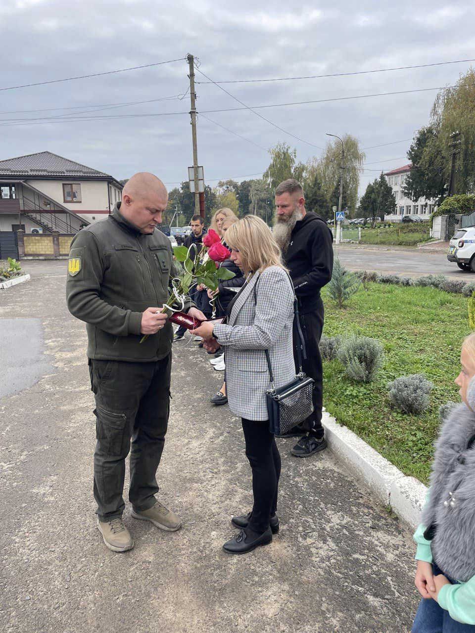 Дружині загиблого воїна вручають нагороду