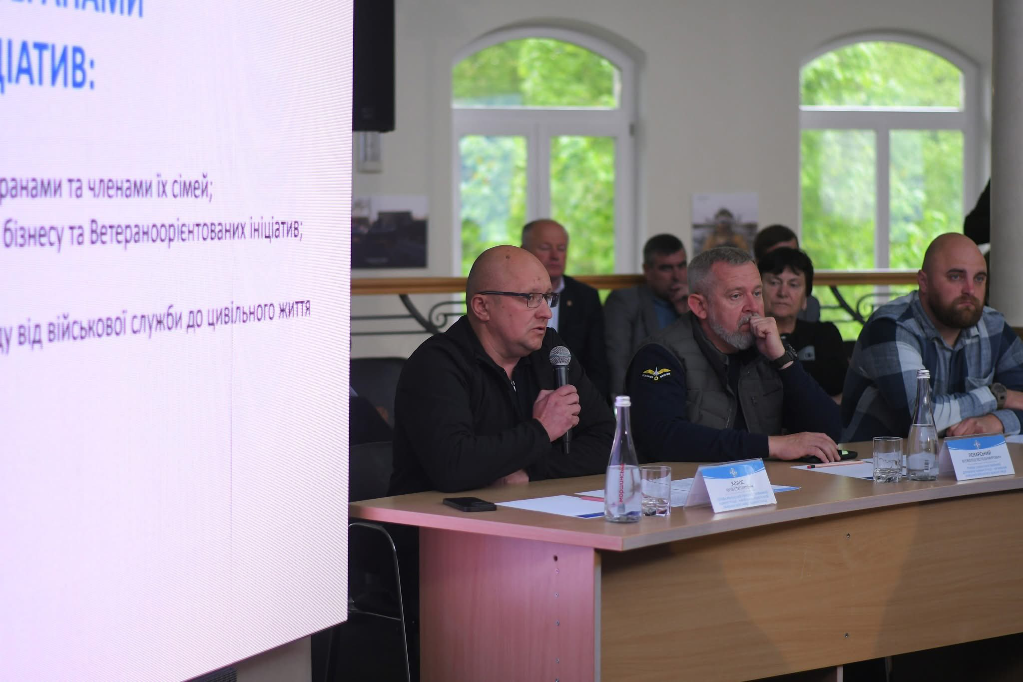 На фото зображений очільник Рівненської РВА Юрій Колос, який виступає з проблемними питаннями на Конгресі